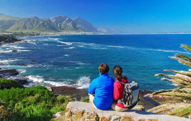Der nette Ferienort Hermanus ist bekannt
für eine besondere Attraktion: während
der Saison (Juli - November) kommen die
Wale in diese geschützte Bucht zum
Kalben. Unglaubliche und ergreifende
Beobachtungen sind hier allein von den
Klippen aus möglich.