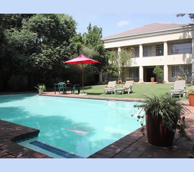 Die erste Nacht in Johannesburg verbringen Sie in dem vom Safarianbeter betriebenen Guest House. Hier treffen Sie auch schon Mitreisende. suedafrika-johannesburg-greenfire-lodge