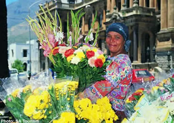 Üppige Pracht des Südens -
Blumenverkäuferin auf dem Markt von
Kapstadt. suedafrika-kapstadt-blumenfrau