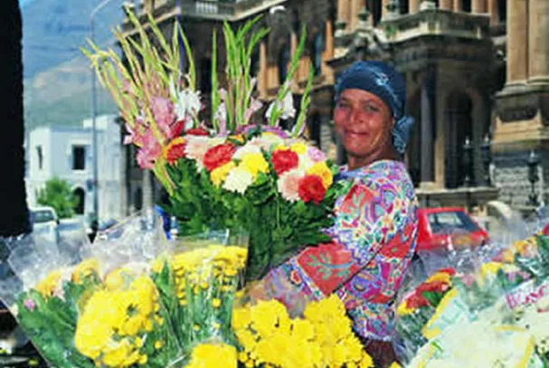 Üppige Pracht des Südens -
Blumenverkäuferin auf dem Markt von
Kapstadt. suedafrika-kapstadt-blumenfrau