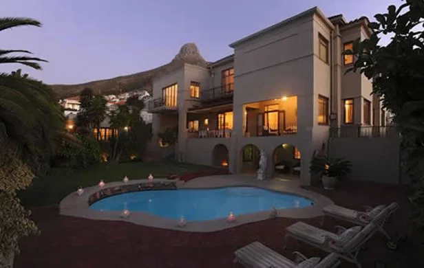 In Kapstadt erwartet Sie ein einladendes Guesthouse. Die zentrale, aber ruhige Lage, ein großer Garten mit Pool und geräumige Zimmer sind ideal für Familien. suedafrika-kapstadt-clarendon-pool