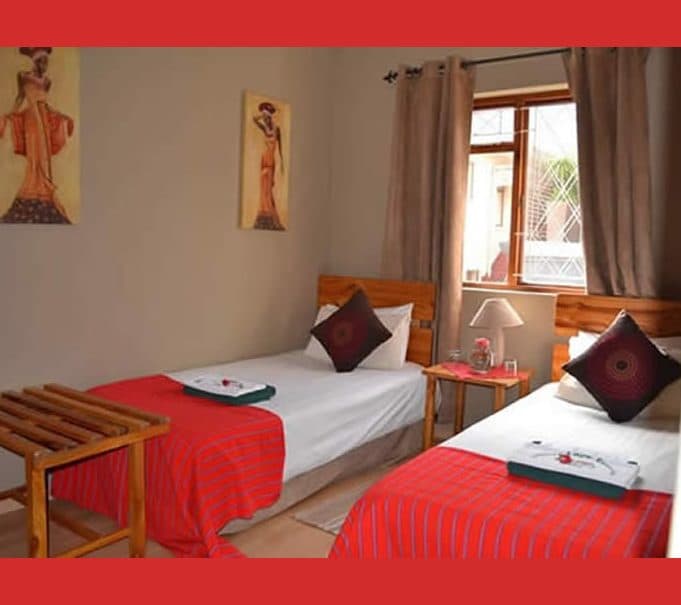Zweckmäßig, aber freundlich & gemütlich
eingerichtet, verfügen alle Zimmer über eeigene Badezimmer. suedafrika-kapstadt-greenfire-lodge-zimmer