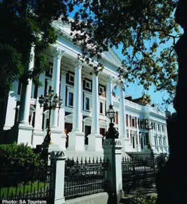 Würdevoll präsentieren sich die
Parlamentsgebäude von Kapstadt. suedafrika-kapstadt-parlament