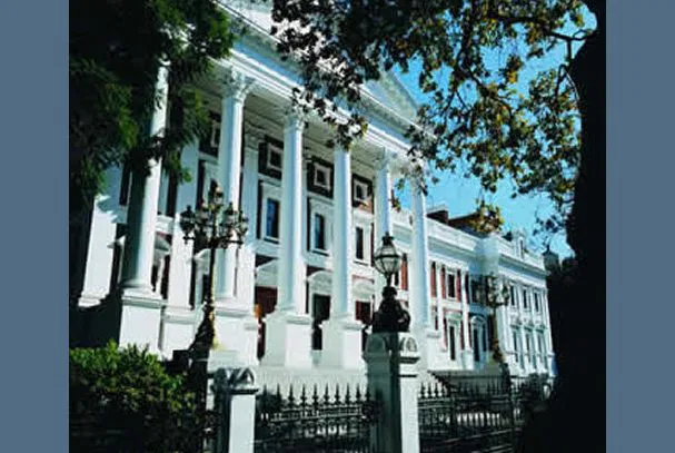 Würdevoll präsentieren sich die
Parlamentsgebäude von Kapstadt. suedafrika-kapstadt-parlament
