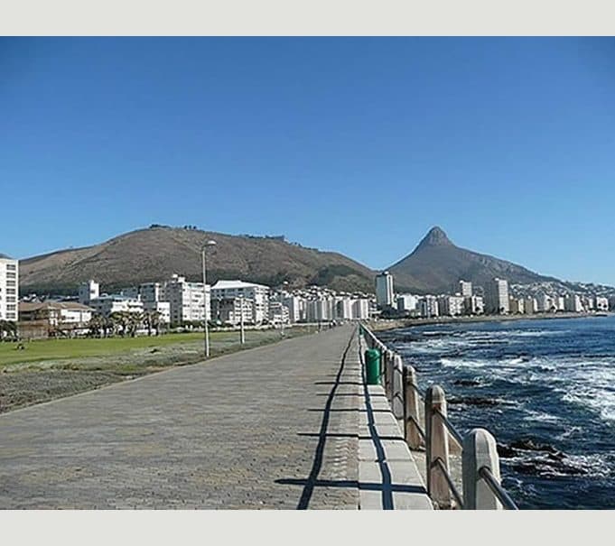 Nur einige Schritte sind es zur Küstenpromenade, Kapstadt's beliebter Flanier- & Jogging Meile. suedafrika-kapstadt-promenade