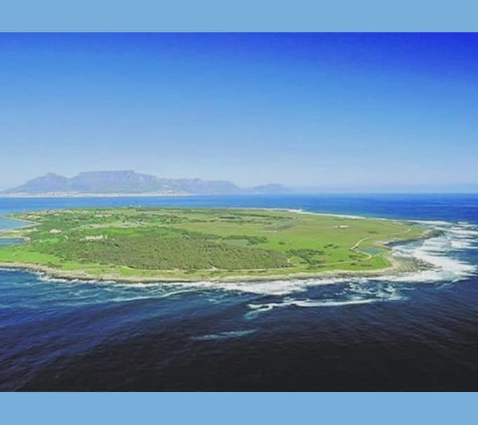 Ihre Zeit hier ist gut gefüllt mit Ausflügen & Besichtigungen: City Tour, Weingebiete, Strände... Dabei hat Kapstadt hat noch vieeeel mehr zu bieten! Am besten, Sie verlängern Ihren Aufenthalt!! suedafrika-kapstadt-robben-island-luftbild