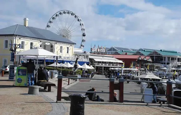 Die beliebte Waterfront bietet zahlreiche Attraktionen für Jung & Alt. suedafrika-kapstadt-waterfront