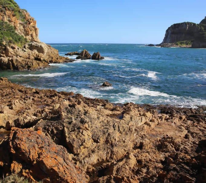 Die Garden Route wartet mit zahlreichen Aktivitäten auf: Kanu Touren, Mountain Bike Trips, Featherbed Nature Reserve, Knysna Elephant Forest, Bungee Jumping... suedafrika-knysna-heads