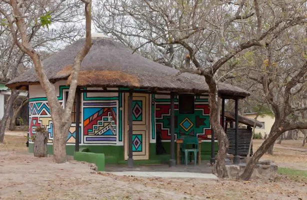 Ihre Unterkunft in den staatlichen
Restcamps des Krüger Parks knn so
aussehen. Die Hütten, wegen ihrer runden Form
"Rondavel" genannt, sind einfach aber sauber und verfügen über eigene Badezimmer..
Bettwäsche & Handtücher werden
gestellt und die Unterkünfte täglich gereinigt. suedafrika-krueger-park-huette