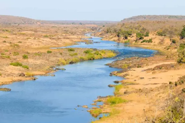 Der Blick über das weite Buschland des
Krüger Parks. Manche Restcamps liegen an Flüssen und bieten so schon vom Camp aus tolle Wild-Beobachtungsmöglichkeiten. suedafrika-krueger-park-olifants-river