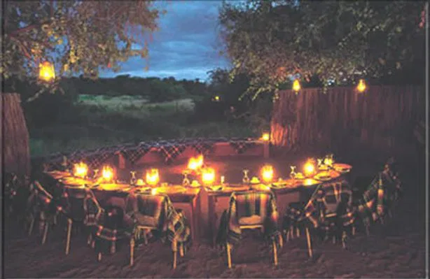 Nach einem erlebnisreichen Tag: ein Dinner in der romantischen Atmosphäre
der typischen afrikanischen "Boma". suedafrika-mashatu-boma