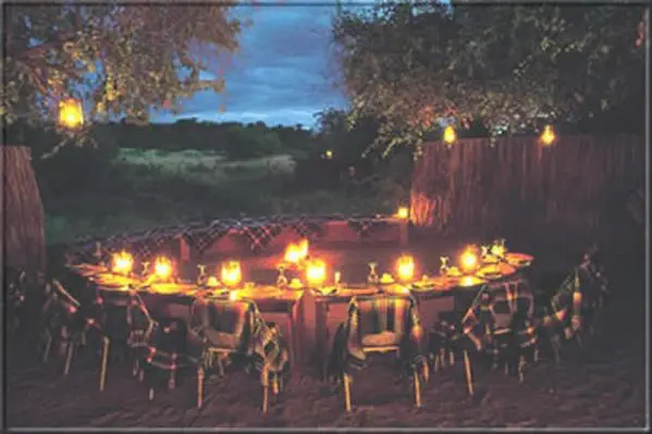 Nach einem erlebnisreichen Tag: ein Dinner in der romantischen Atmosphäre
der typischen afrikanischen "Boma". suedafrika-mashatu-boma