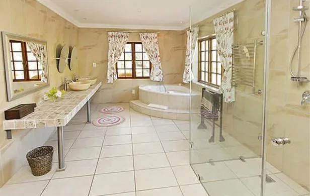 Auch Farmen in Südafrika bieten einladende
Unterkunft modernen Standards. suedafrika-montana-cactus-bad