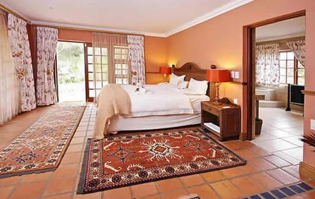 In Oudtshoorn, dem Zentrum der
südafrikanischen Straußenzucht, wohnen Sie auf einer Farm außerhalb der Stadt. Hier gibt's genug Platz für die Kinder zum Toben. suedafrika-montana-cactus-zimmer