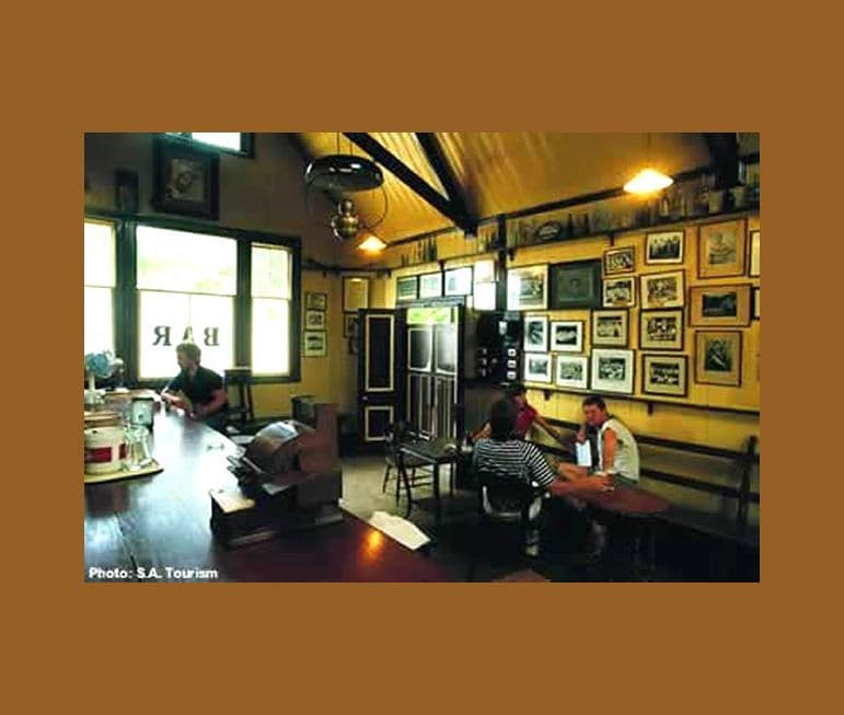 Eine Kuriosität - als Kirche gedacht,
wurde diese von den derben
Goldgräbern rasch in eine Bar
umgewandelt - und blieb es bis heute. suedafrika-pilgrims-rest-bar