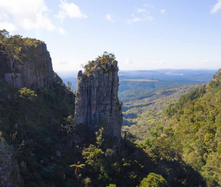 Die Abbruchkanten des Hochlandes an der Panorama Route bieten atemberaubende
Ausblicke - hier am "Pinnacle Rock". suedafrika-pinackle-rock