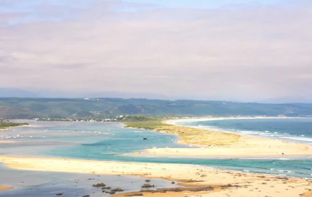Was für eine Kulisse für unbeschwerte
Ferientage! Und jenseits der Strände locken zahlreiche Attraktionen & Sehenswürdigkeiten. suedafrika-plettenberg-strand2