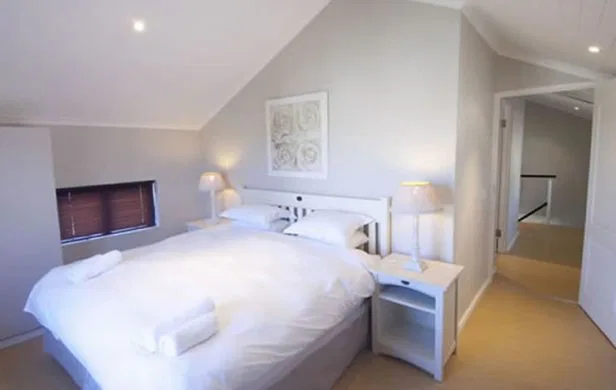 Gepflegte, geräumige Zimmer bieten auch
hier Familien alle Annehmlichkeiten. suedafrika-plettenberg-thedunes-zimmer