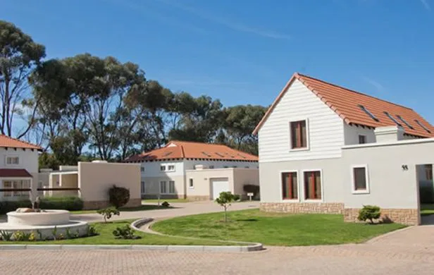 Gleich hinter dem Dünengürtel von Plettenberg Bay liegt dieses hübsche Beach Resort. suedafrika-plettenberg-thedunes