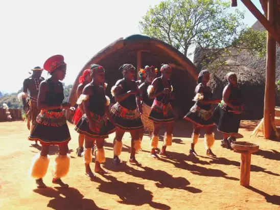 KwaZulu-Natal ist die historische Heimat
des Zulu Volkes. Besuchen Sie einen authentischen Kraal und erfahren Sie Viel über die Geschichte der Zulu. suedafrika-shakaland-saenger