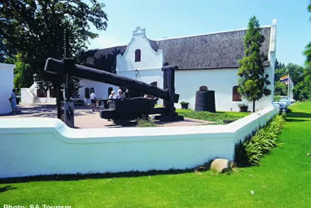 Die anmutige Stadt Stellenbosch mit
ihren vielen kapholländischen Häusern
ist typisch für das Weingebiet. suedafrika-stellenbosch-haus