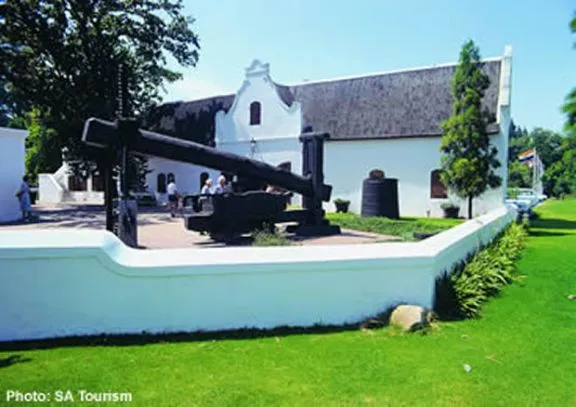 Die anmutige Stadt Stellenbosch mit
ihren vielen kapholländischen Häusern
ist typisch für das Weingebiet. suedafrika-stellenbosch-haus