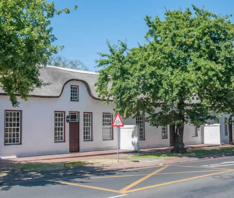 Zahlreiche historische Gebäude prägen
den einmaligen Charme von Stellenbosch,
dem wohl bekanntesten Ort in den
Weingebieten. suedafrika-stellenbosch-haus