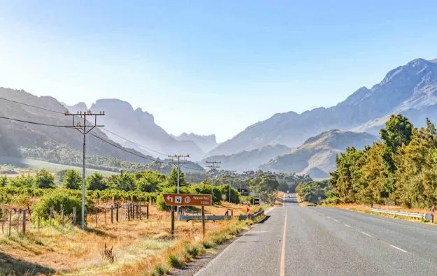 Wählen Sie die Landstraßen gen Süden, so treffen Sie auf den den historischen
Ort Tulbagh. Er ist bekannt für seine "Sherry"-
Herstellung. Auch zahlreiche gute
Weine stammen aus diesem Gebiet. Der historische Stadtkern mit seinen denkmalgeschützen Häusern ist einen Besuch wert.