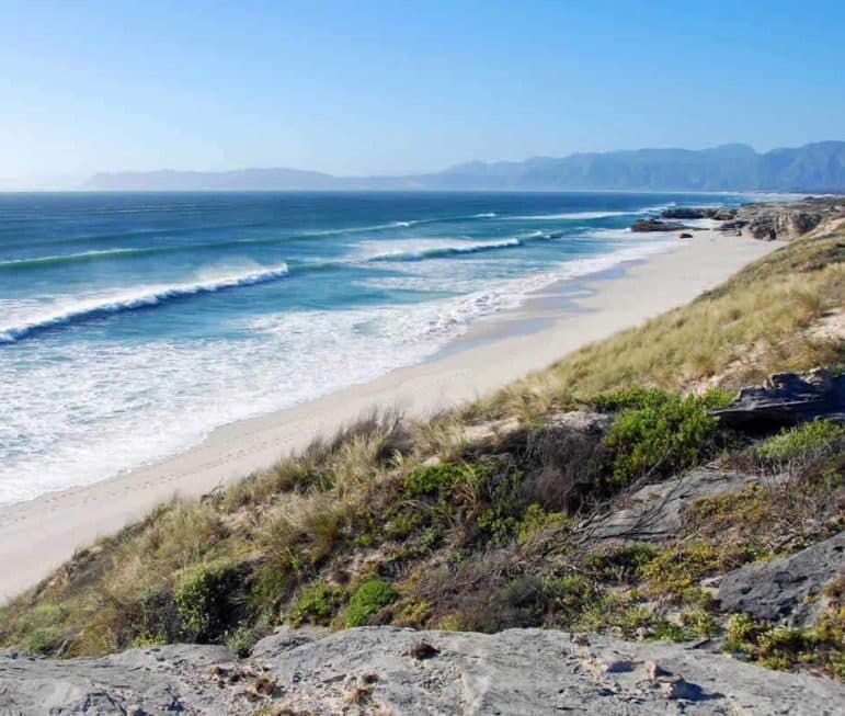 Blick über die
unter Naturschutz stehende "Walker Bay",
die von Juni bis November Tummelplatz
der Wale ist. suedafrika-walker-bay-blick