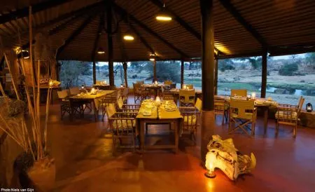 Und auch der urgemütliche Speiseraum erlaubt den herrlichen Blick über den Fluß.