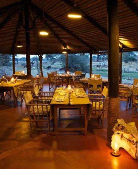 Und auch der urgemütliche Speiseraum erlaubt den herrlichen Blick über den Fluß.