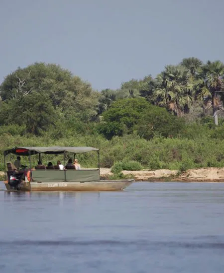 Vom Camp aus unternehmen Sie nterschiedliche
Aktivitäten zu denen auch Bootstouren zählen...