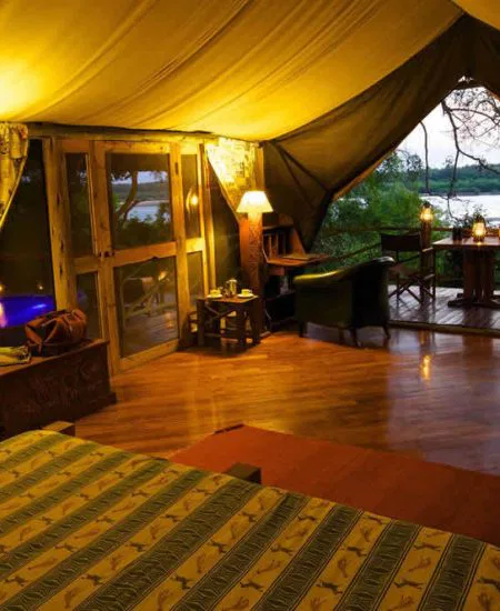 Große Zeltzimmer mit gemütlicher Ausstattung bieten Ihnen komfortable Unterkunft inmitten der Wildnis.