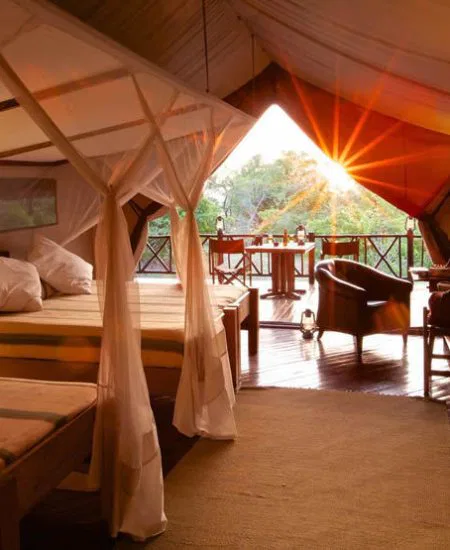 Manche Zelte sind speziell für Familien mit zwei großen Doppelbetten ausgestattet. Eigene sanitäre Einrichtungen gehören zu jedem Zelt.