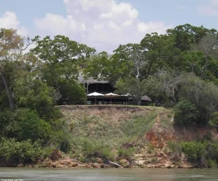 Ihr Wildnis Abenteuer beginnt und per Flug geht's in den Selous National Park zum Rufiji River Camp.