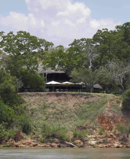Ihr Wildnis Abenteuer beginnt und per Flug geht's in den Selous National Park zum Rufiji River Camp.