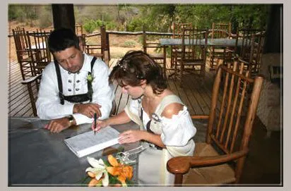 Der formelle Teil ist auch im Busch unter einem Dach zu leisten.