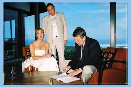 Ihre Unterschriften leisten Sie unter einer festen Dachkonstruktion.