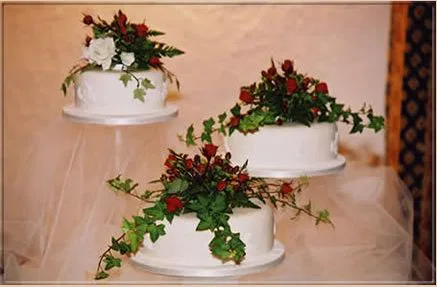 Ungewöhnliches Arrangement der Hochzeitstorten.