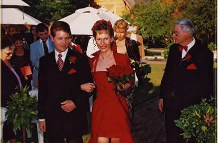 Arrangements aus Pflanzen der Umgebung auf dem Weg zum Altar.