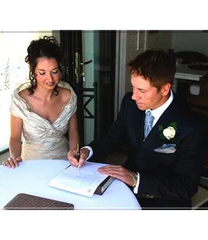 Vor der Feier am Strand findet der formelle Teil statt.