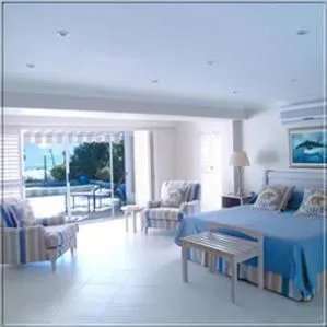 Große Zimmer mit Balkon und Blick auf's Meer.