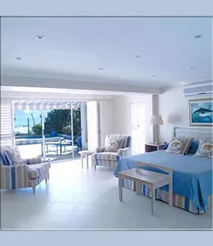 Große Zimmer mit Balkon und Blick auf's Meer.