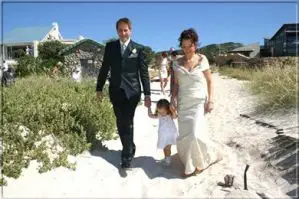 Ein kurzter Fußweg führt zum Strand, dem Ort der Zeremonie.