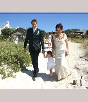 Ein kurzter Fußweg führt zum Strand, dem Ort der Zeremonie.