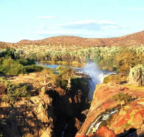 Die berühmten Epupu-Falls, ein erquickender Anblick in der ansonsten staubtrockenen Landschaft