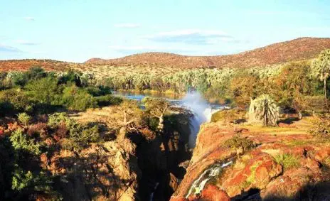 Die berühmten Epupu-Falls, ein erquickender Anblick in der ansonsten staubtrockenen Landschaft