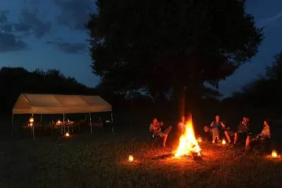 ... in fröhlicher Runde bei ein paar Gläschen köstlichen Weines...