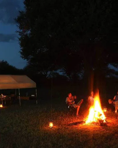... in fröhlicher Runde bei ein paar Gläschen köstlichen Weines...