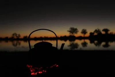 Frischer Kaffee weckt bei Sonnenaufgang die Lebensgeister und die Vorfreude auf einen erlebnisreichen Safaritag
